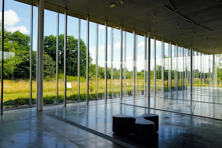 Ingresso moderno e luminoso dell'ufficio di Strategic Path Consulting.